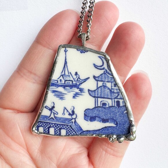 Handmade repurposed ceramic shard necklace with Asian theme - Picture 10 of 16